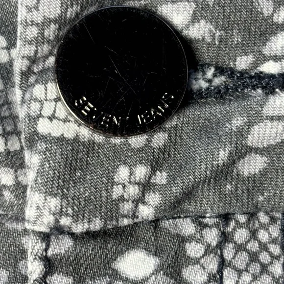 Seven 7 Stylish Snake Print Skinny Jeans - size 8. - Picture 5 of 10